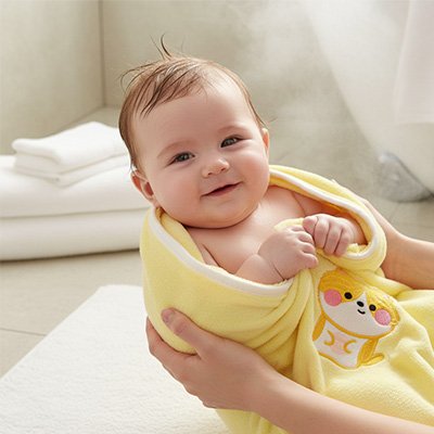 bebe dans les bras de maman