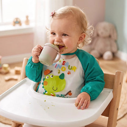 Bavoir bébé blanc animé bébé boit tout seul.