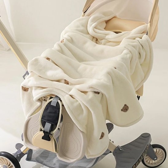Couverture bébé blanche sur la trotintete
